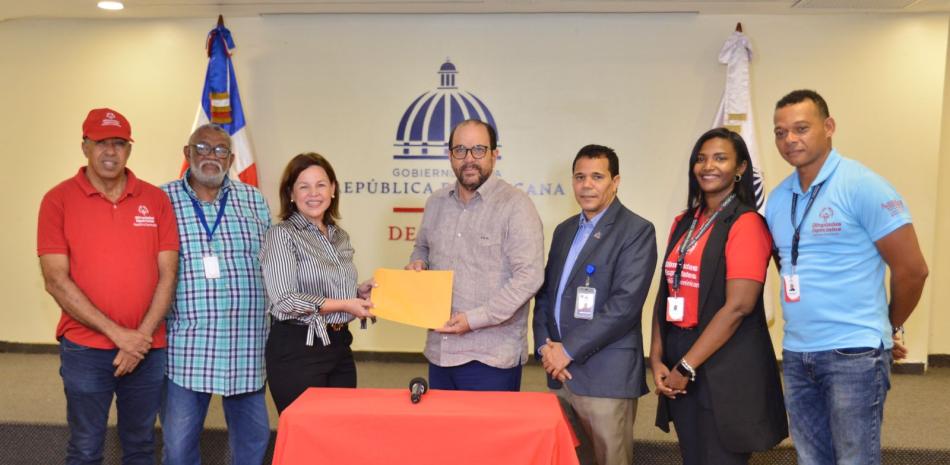 Miderec delivers resources to the Dominican delegation, heading to the Special Olympics World Cups
