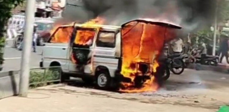 بھارت میں ہجوم کا ایمبولینس پر حملہ، ماں اور بچے کو زندہ جلا دیا گیا
