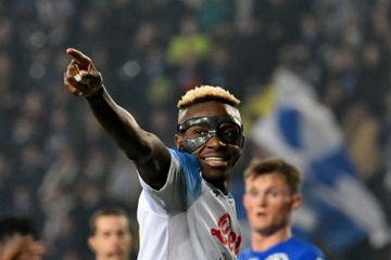 Napoli's Nigerian forward Victor Osimhen wearing a protective faceguard reacts during the Italian Serie A football match between Empoli FC and SSC Napoli at the Stadio comunale Carlo Castellani stadium in Empoli on February 25, 2023. (Photo by Alberto PIZZOLI / AFP)