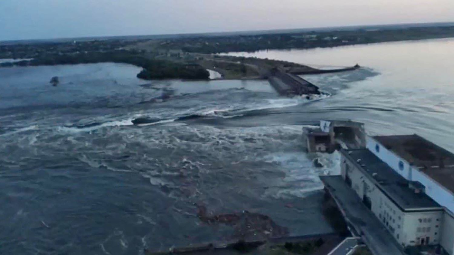 Partial destruction of a dam in Ukraine: 