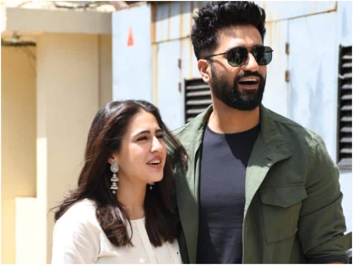  Sara Ali Khan stole the pillow from the airport!  Vicky Kaushal opened the pole of the actress

