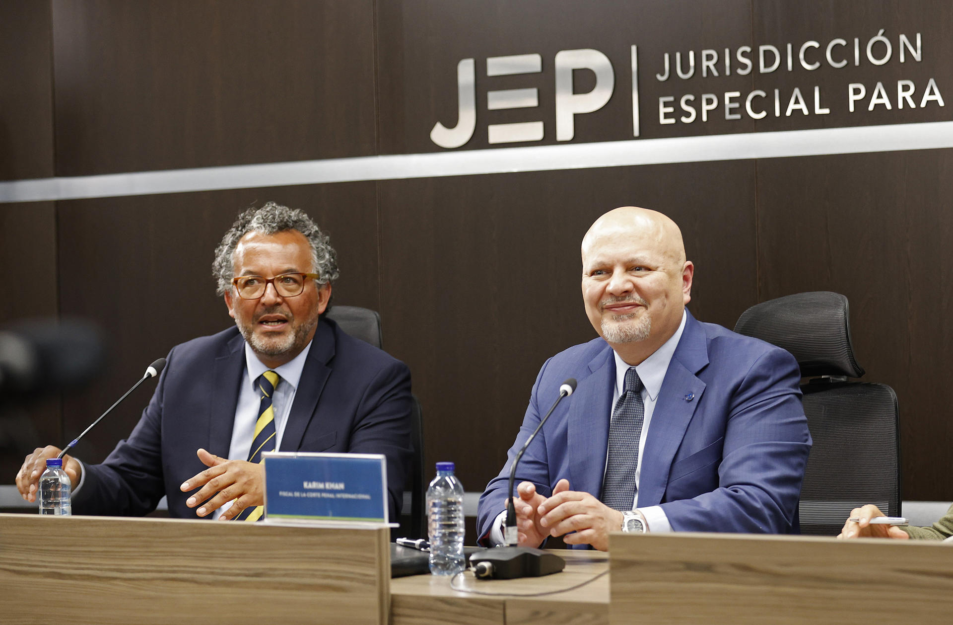 The prosecutor of the International Criminal Court (ICC), Karim Khan (d), meets with the president of the JEP, magistrate Roberto Vidal, today, at the headquarters of the Special Jurisdiction for Peace (JEP), in Bogotá (Colombia) ).  BLAZETRENDS/Mauricio Duenas Castañeda