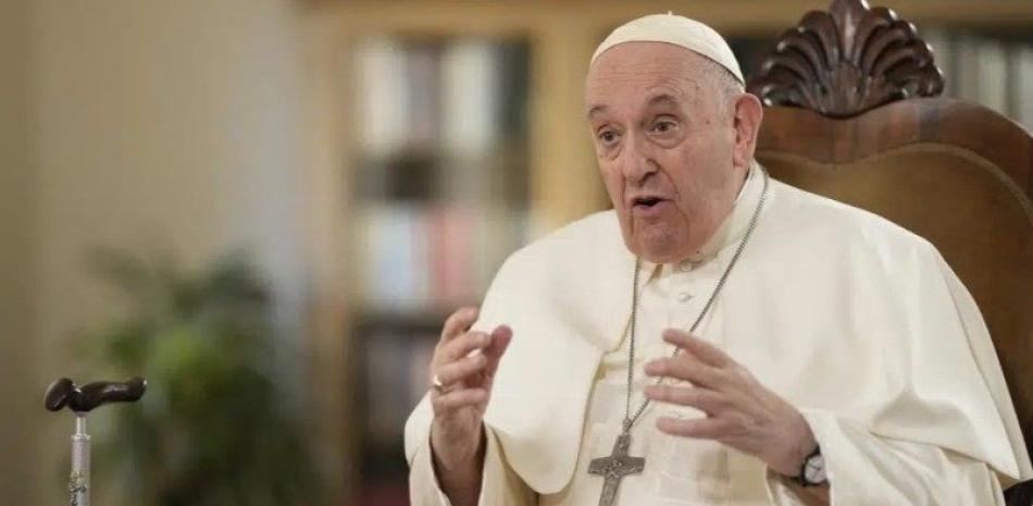 The Pope asks not to resign himself to the decline of the family, 
