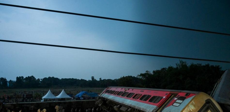 The race against time to identify more than 100 dead from the train accident in India
