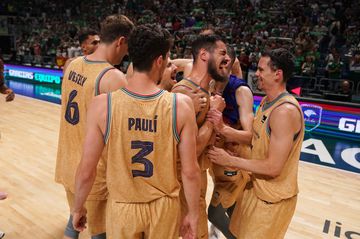 The Barcelona players celebrate the pass to the final of the ACB.