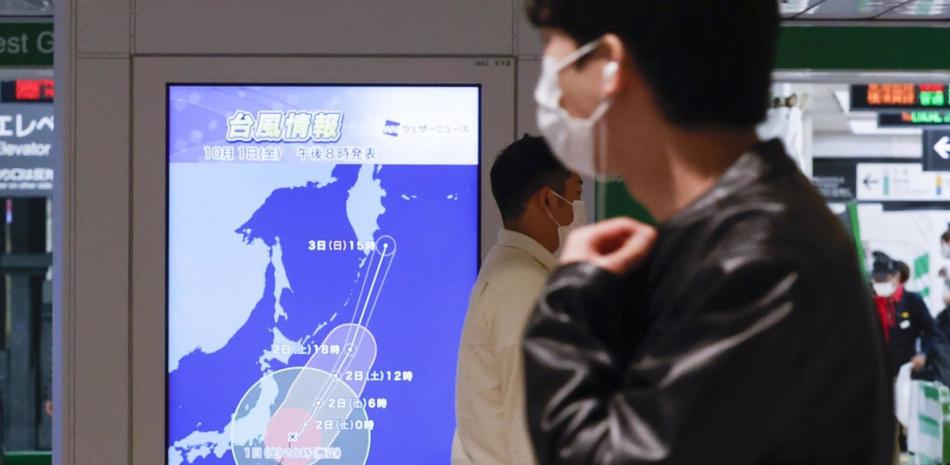 They order the evacuation of more than 45,000 people in southern Japan due to Typhoon Mawar
