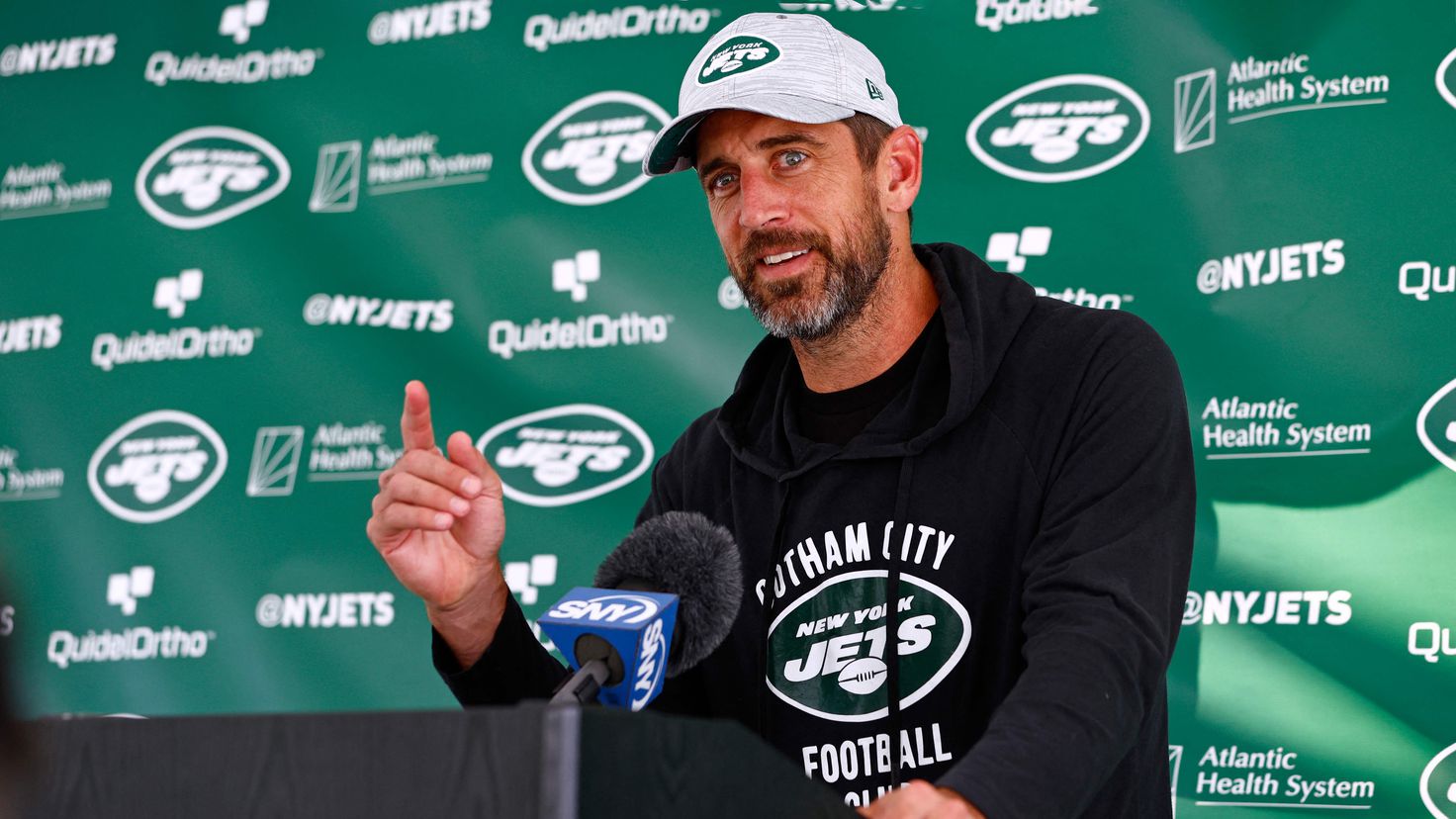 Aaron Rodgers modifies his contract with the New York Jets
