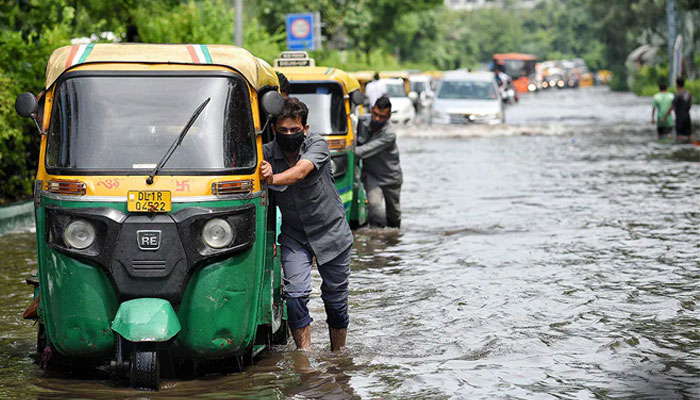 Delhi roads are flooded due to rain.  (Photo-NDTV)  