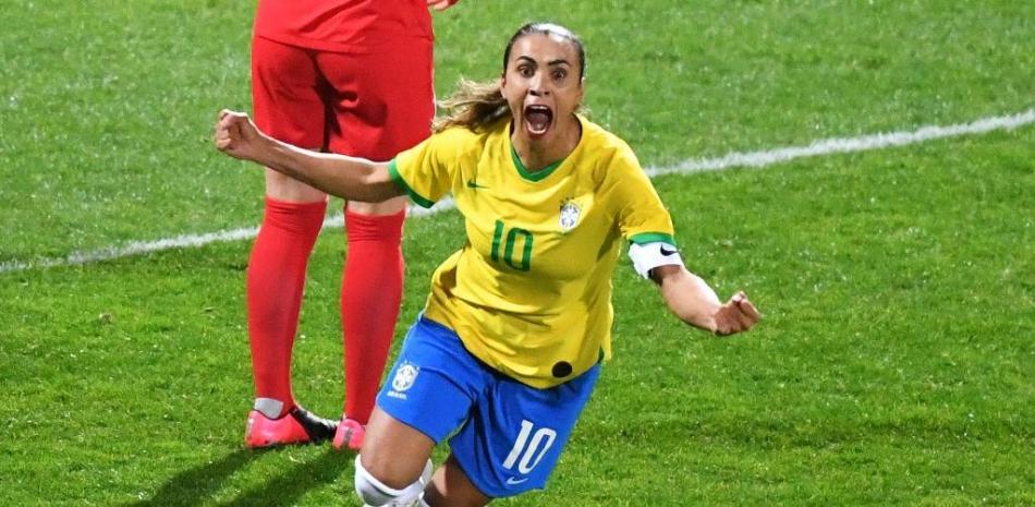 Marta, the 'queen' of football still without a crown
