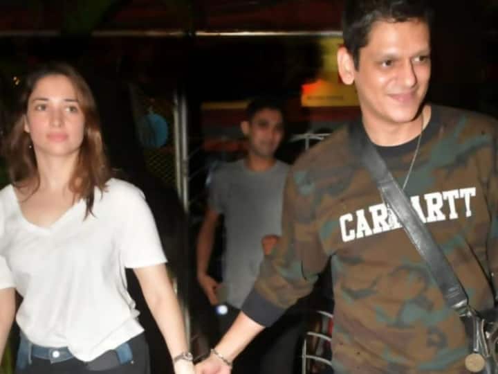 Tamannaah and Vijay leaning on a dinner date hand in hand, the actor was seen blushing at the sight of the paparazzi

