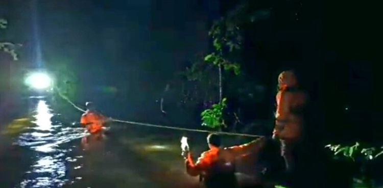 Tourists trapped in the forest due to rain were rescued, video
