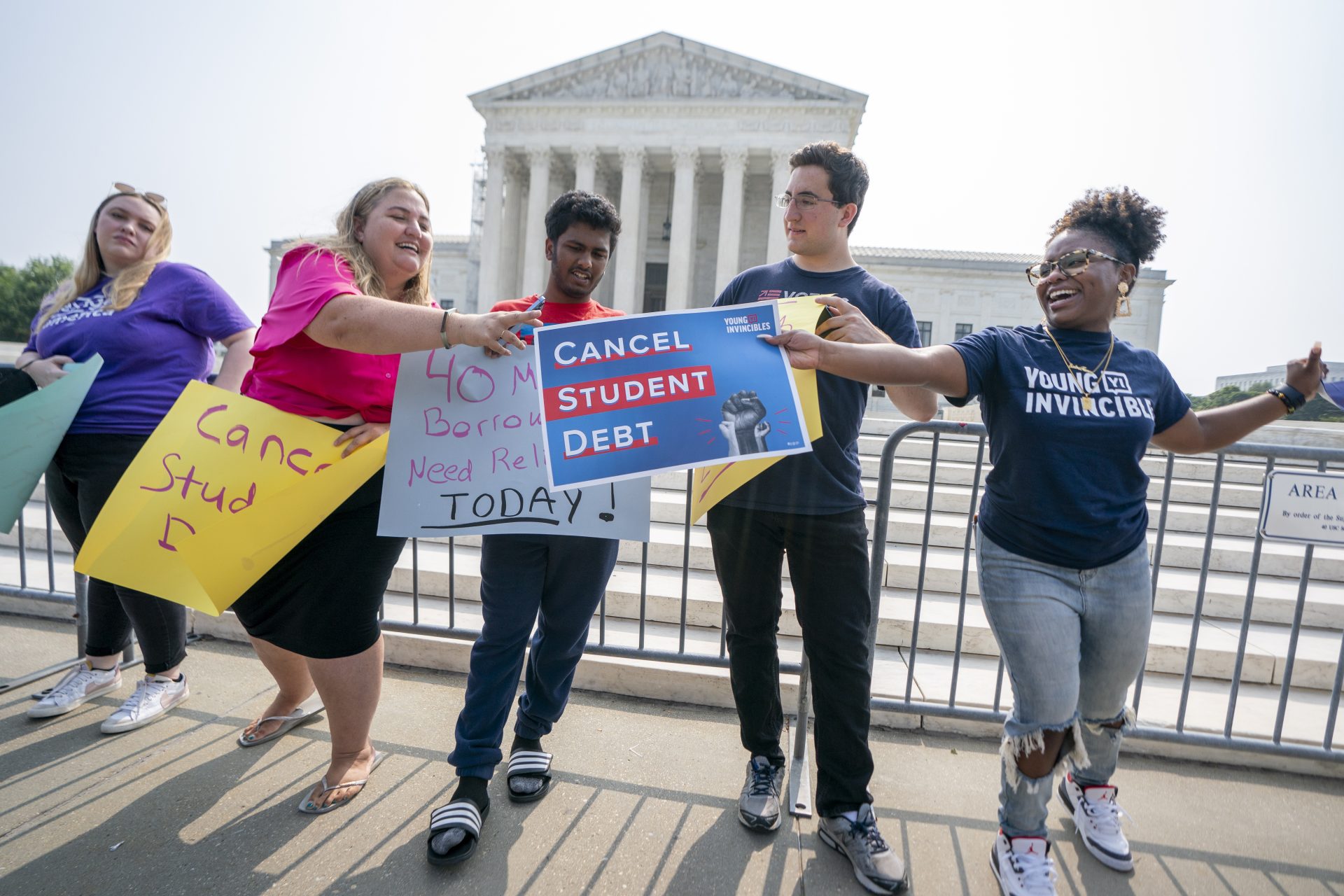 Activists display messages supporting the legality of the Joe Biden government's plan to cancel the student debt of millions of college students, in front of the US Supreme Court, this June 30, 2023, in Washington.  BLAZETRENDS/Shawn Thew
