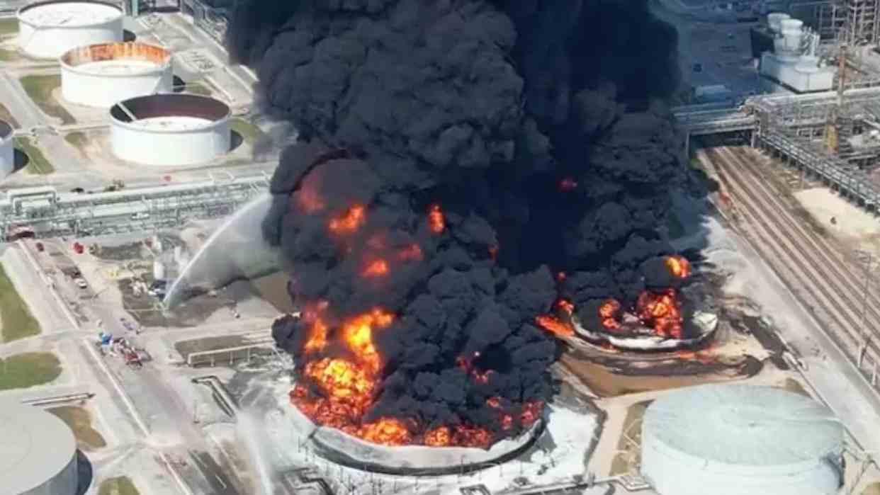 Fire and chemical spill at US refinery

