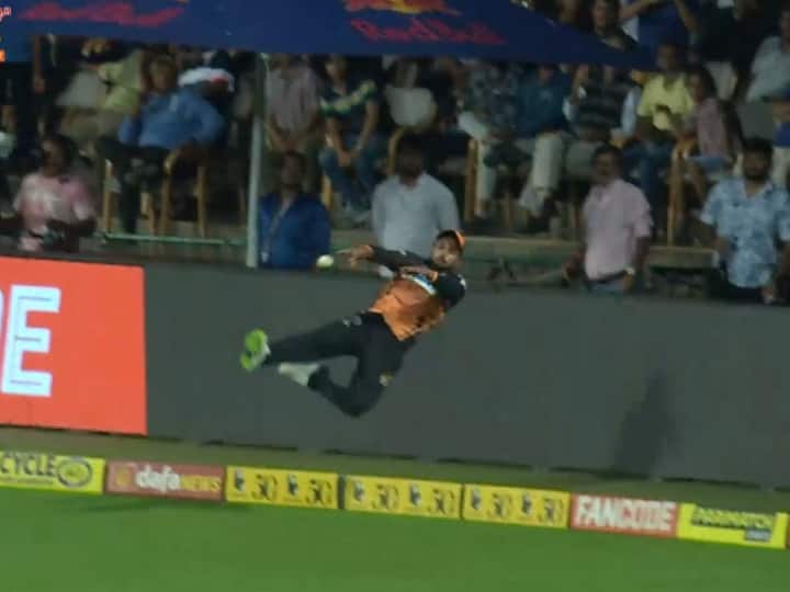 Manish Pandey put in a great effort fielding at the limit, see how he saved the six

