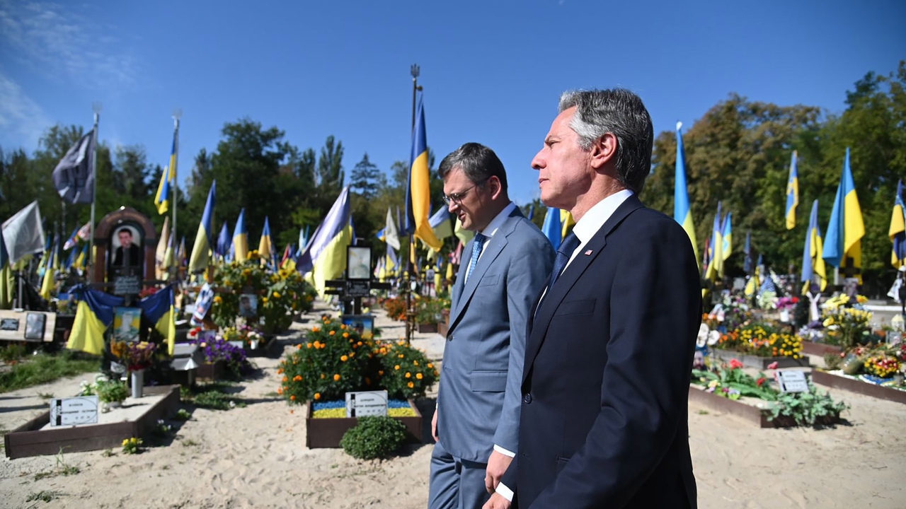 Blinken makes a surprise arrival in Ukraine and pays tribute to those who died at the front

