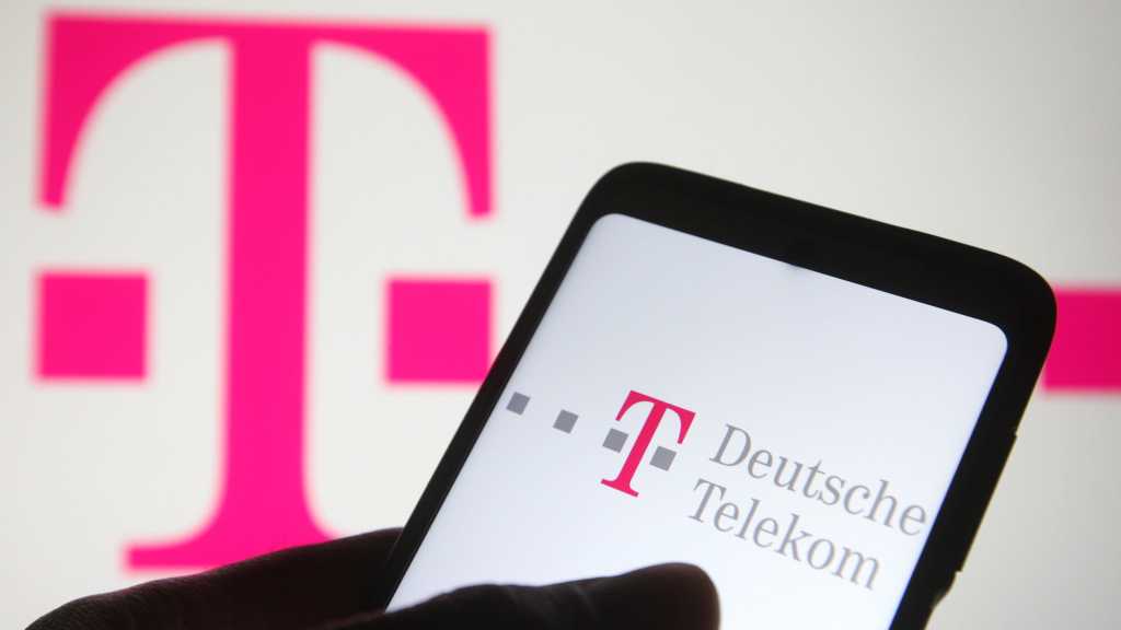 Deutsche Telekom: Logo mit T im Hintergrund und Smartphone mit Logo auf Display