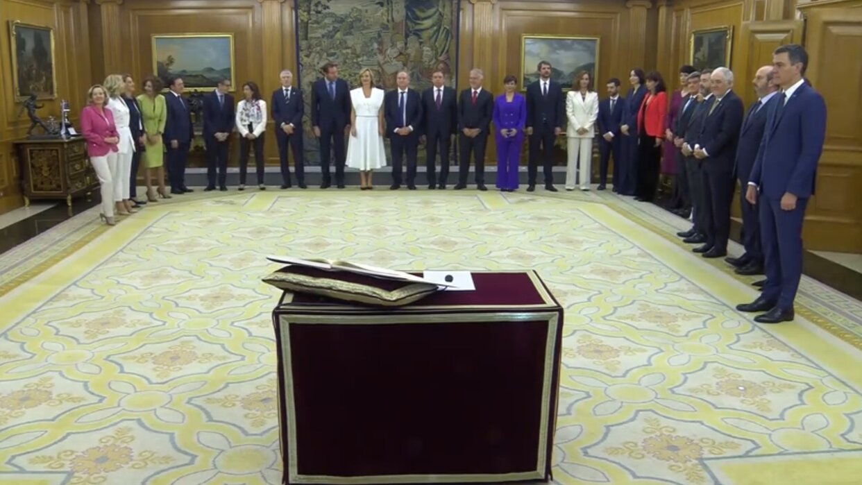 The ministers of the new Spanish government promise their positions before King Felipe VI

