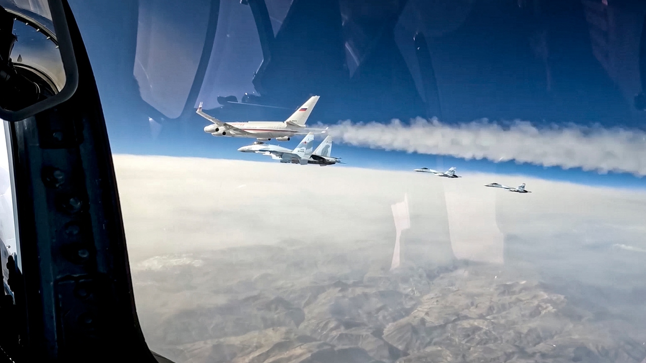 Putin accompanied by four Russian Sukhoi Su-35BM fighters on his tour of the Gulf


