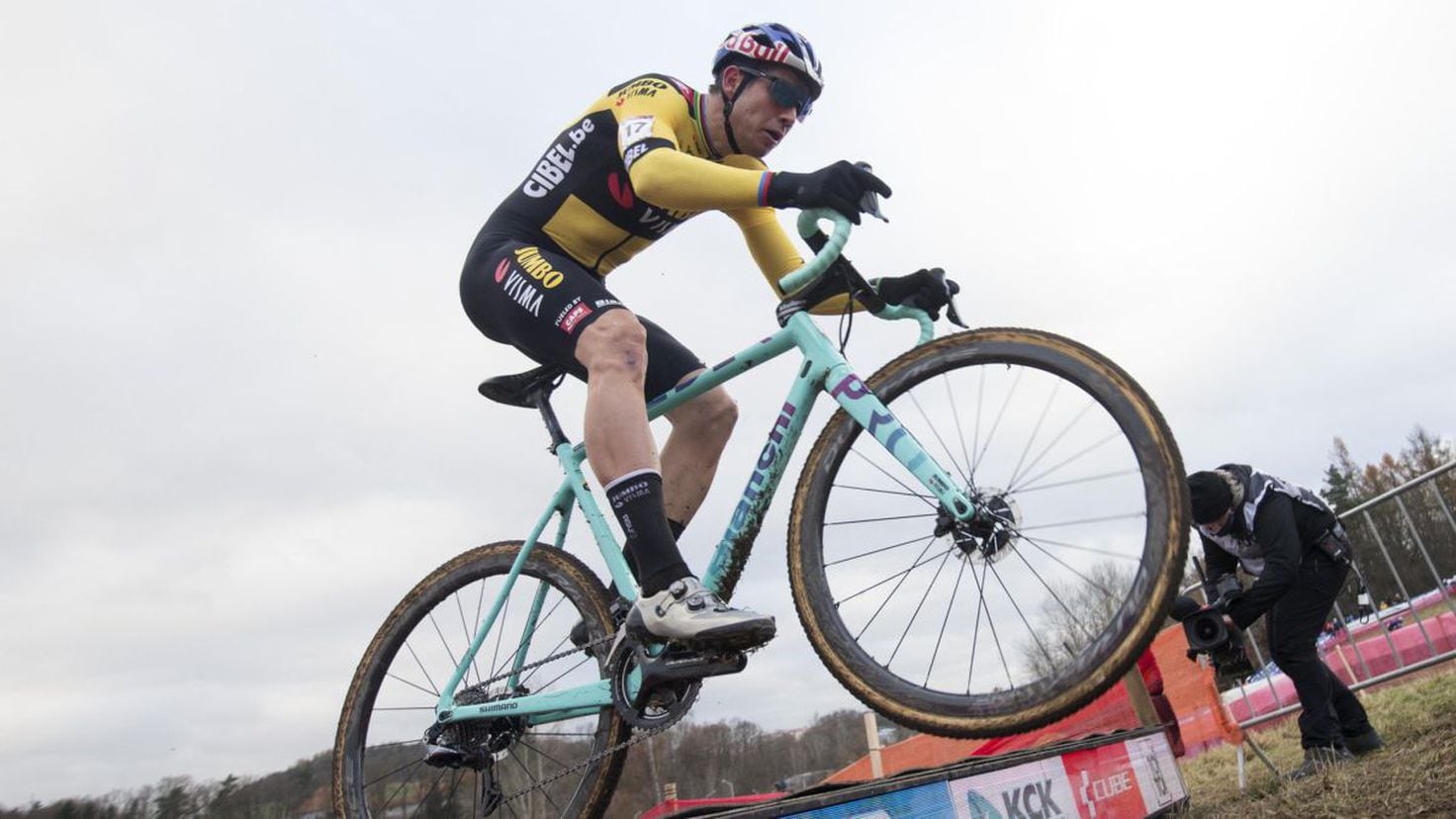 Van Aert starts the cyclocross season in Essen


