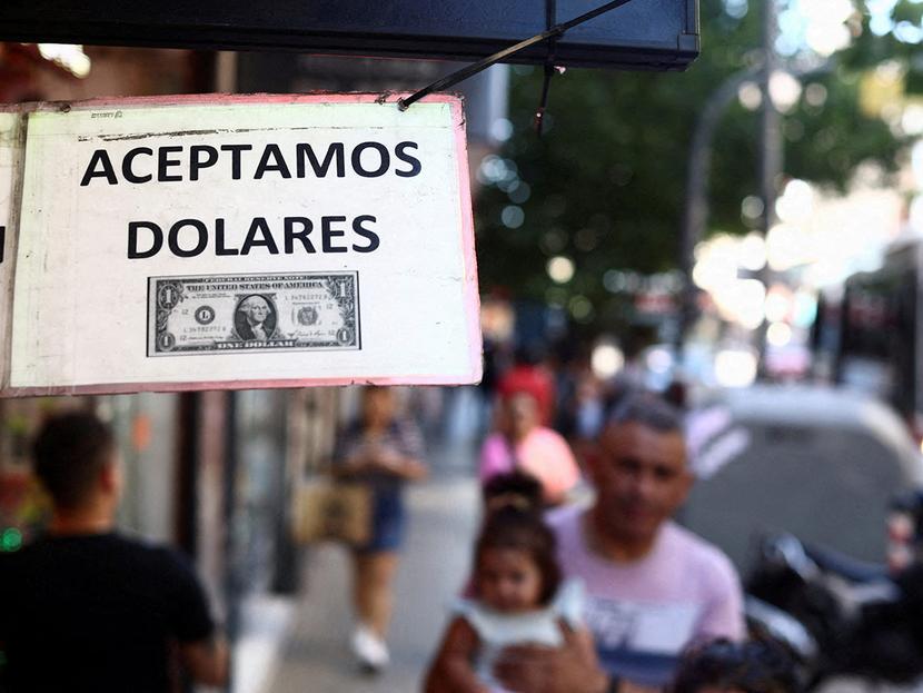 Shop accepting dollars in Buenos Aires, Argentina