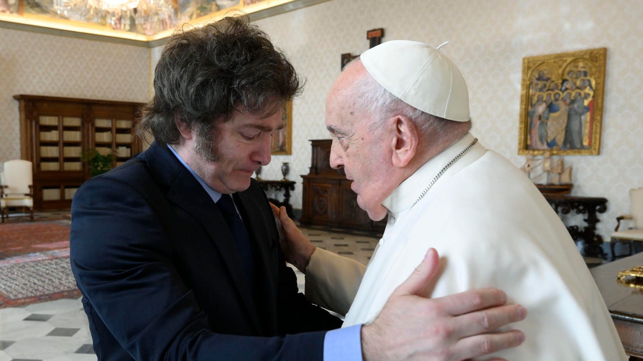 Milei and the Pope smooth things over in the Vatican with a hug, alfajores and lemon cookies

