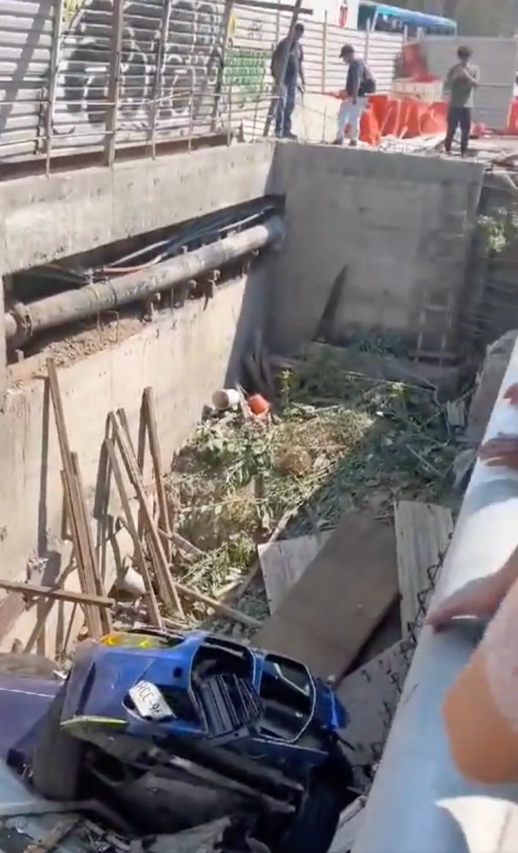 Shooting near Plaza Artz Pedregal ends with car in ditch This is how a car was left behind after it was shot near Plaza Artz