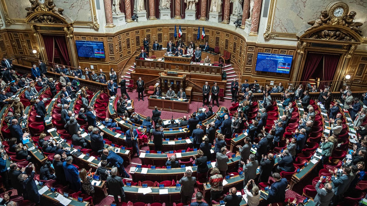 The French Senate approves the inclusion of the right to abortion in the constitution

