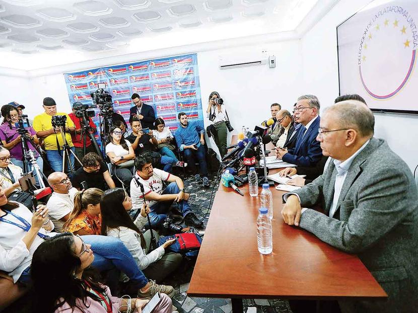 Chavismo and the opposition, represented by Gerardo Blyde (right), agreed to call presidential elections this year