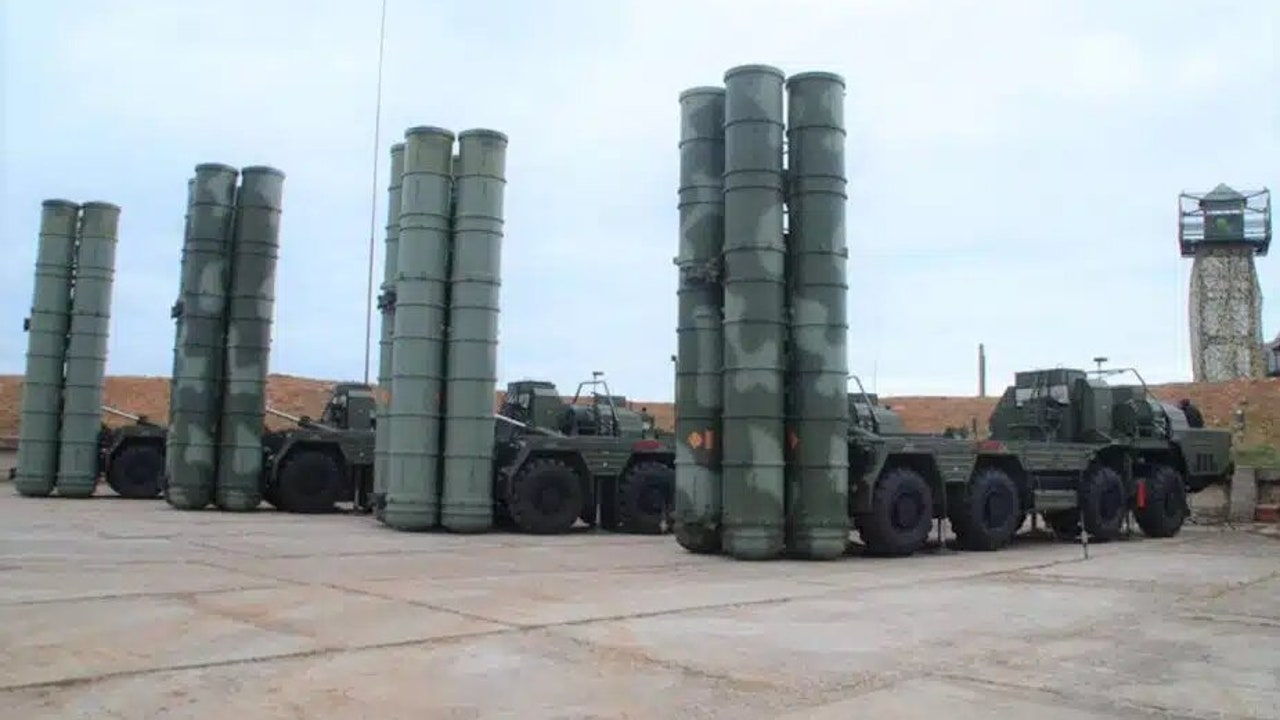 This is the Russian S-500 Prometheus system, which can intercept hypersonic missiles

