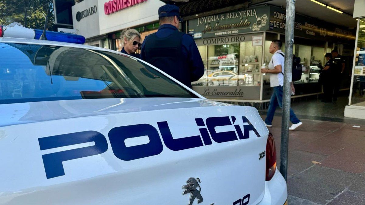 A criminal looted a jewelry store in Montevideo on July 18


