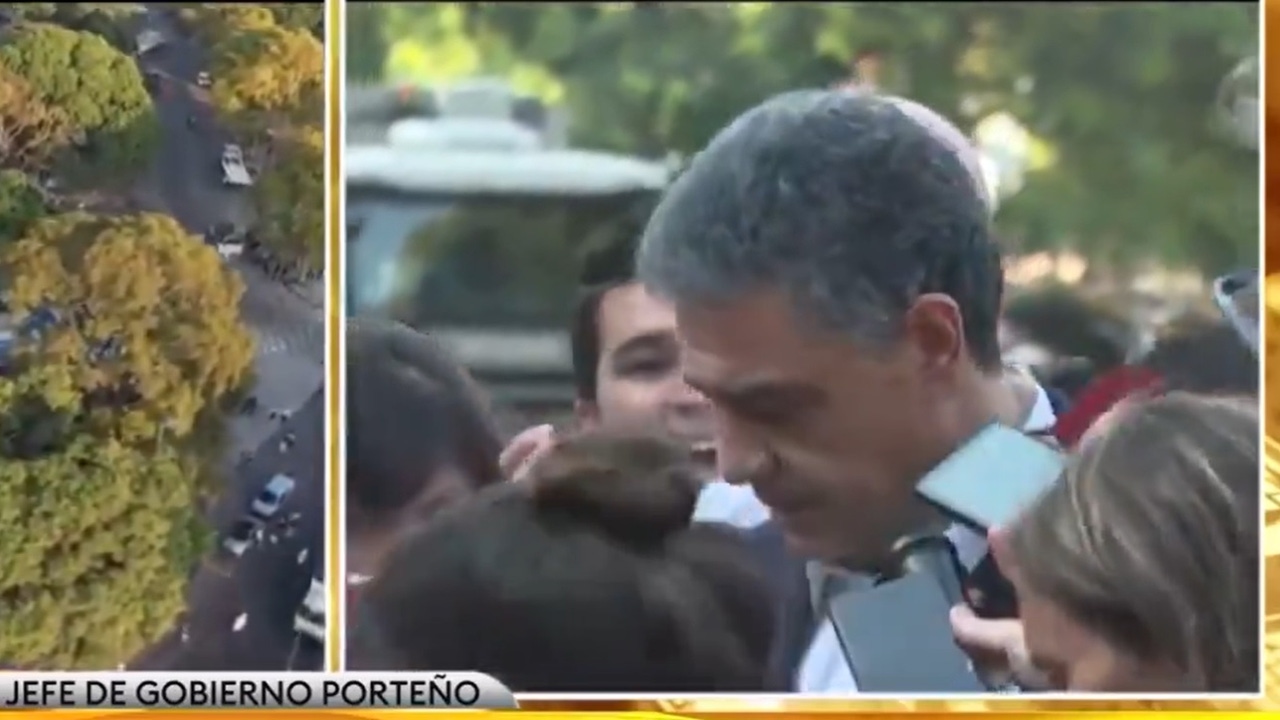 A rat interrupts a press conference by the mayor of Buenos Aires and ends up being eaten by two dogs

