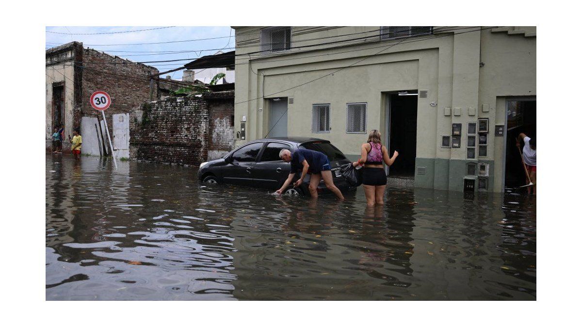 A woman died after the storm in Buenos Aires, which also left destruction and flooding in its wake

