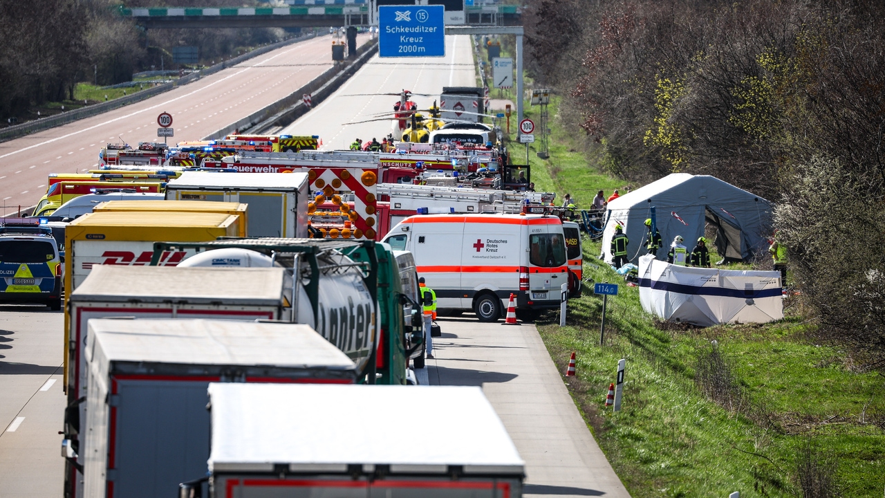 At least five dead and several injured in a bus accident in eastern Germany

