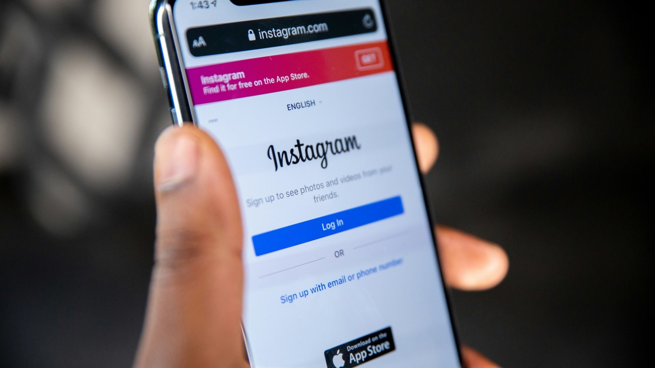 Instagram and Facebook are suffering global declines

