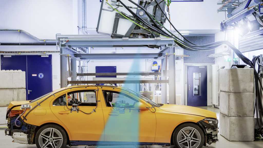 Als weltweit erster Autohersteller röntgt Mercedes-Benz einen Crashtest