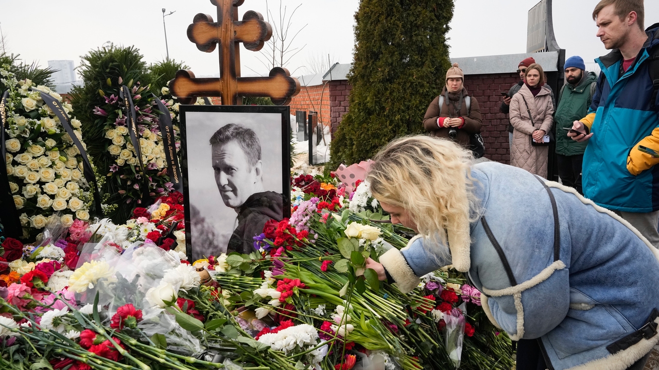 Navalny's supporters are not abandoning him: hundreds of Russians gather in front of his grave the day after his funeral

