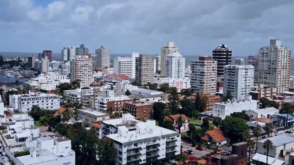  Police investigate robbery of four apartments in a building in Punta del Este;  They entered through the balconies

