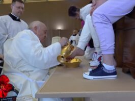 Pope Francis washed the feet of twelve prisoners in Rome

