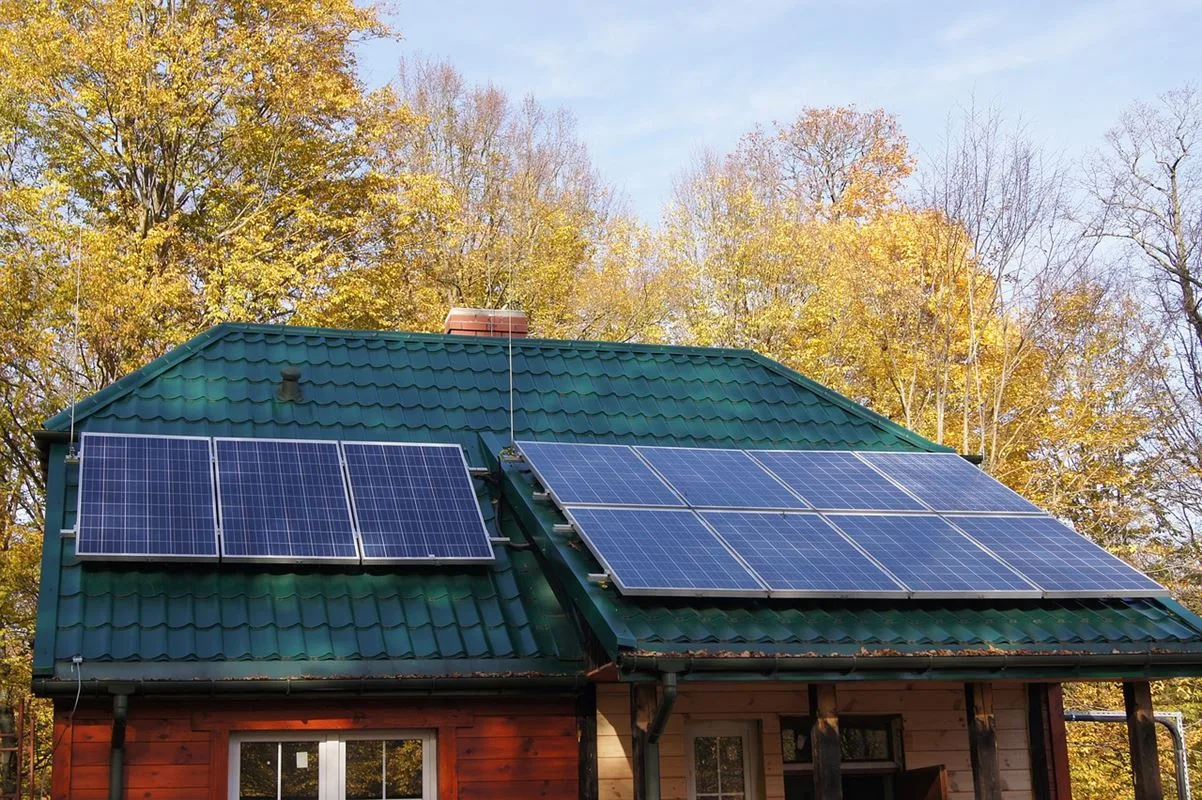 techo con paneles solares, energía renovable