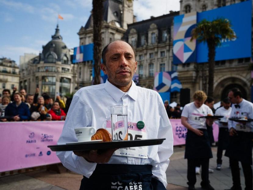 The waiter race in Paris
