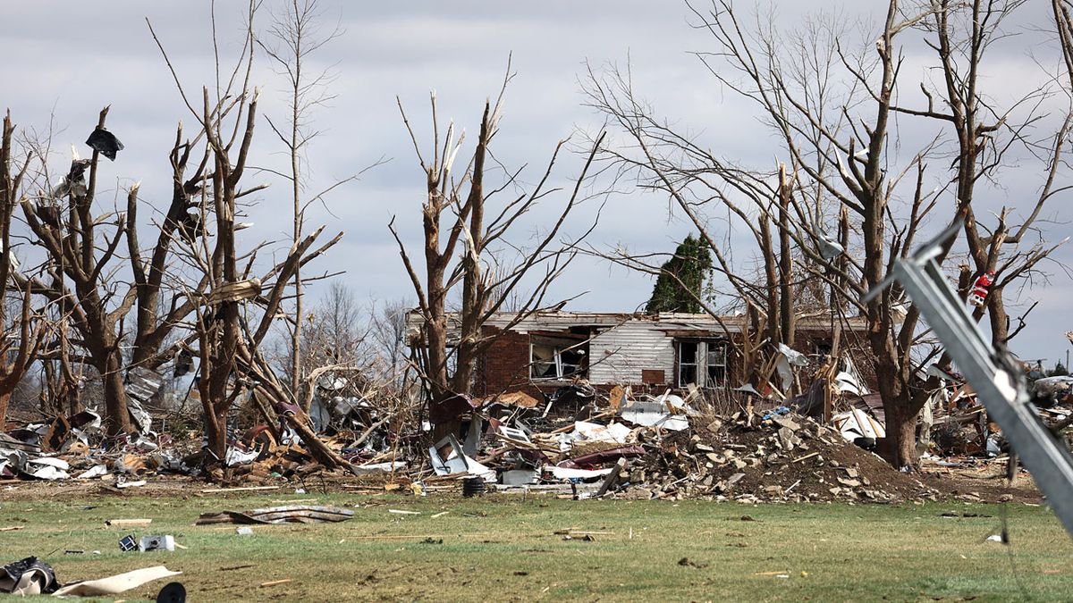 Three dead from tornadoes and strong storms in central US

