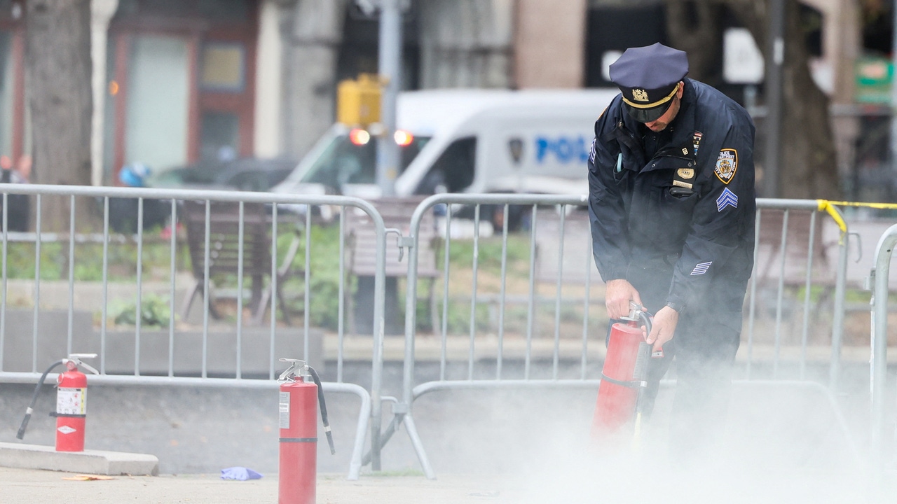 A man sets himself on fire in front of the court where Donald Trump is being tried

