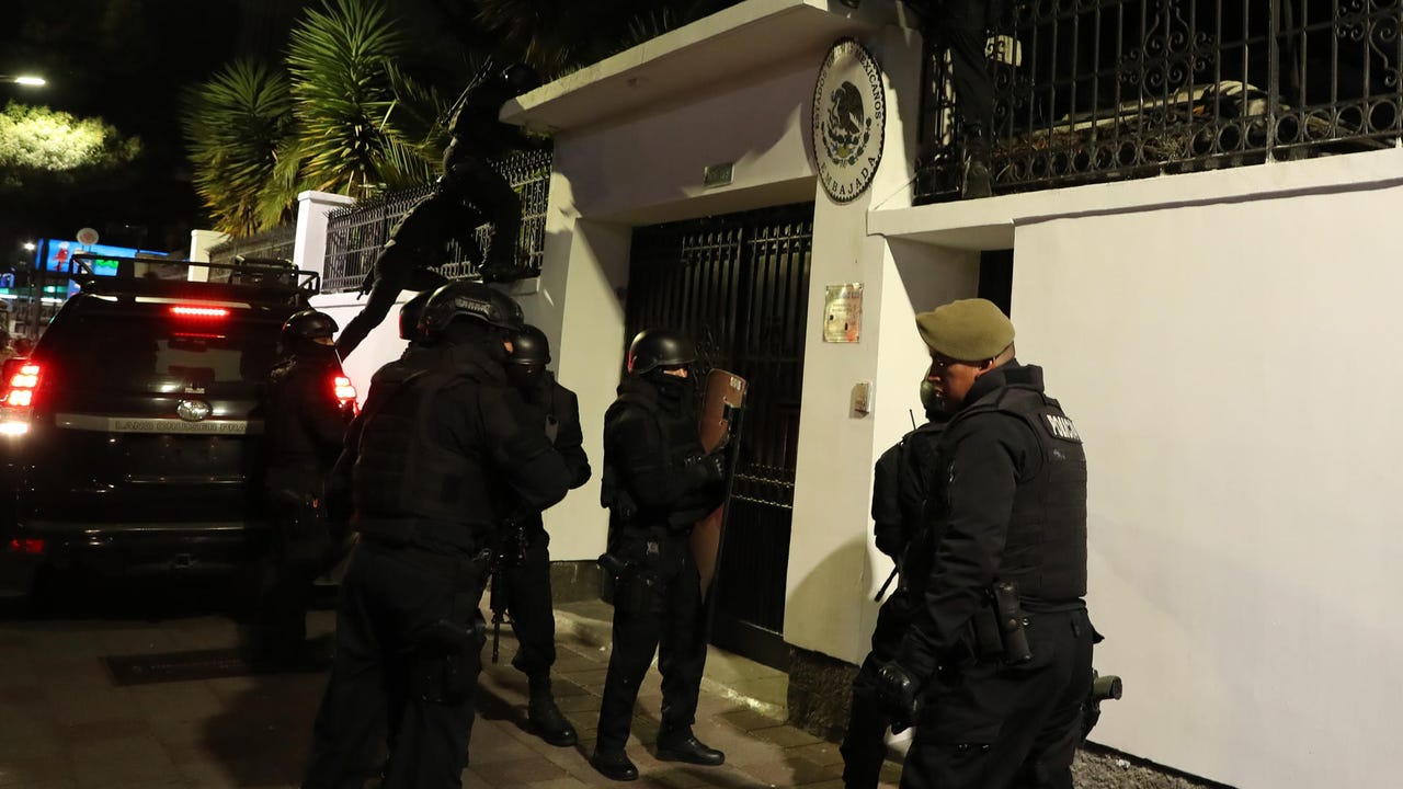 Ecuador breaks into the Mexican embassy and arrests former Vice President Glas after he is granted asylum

