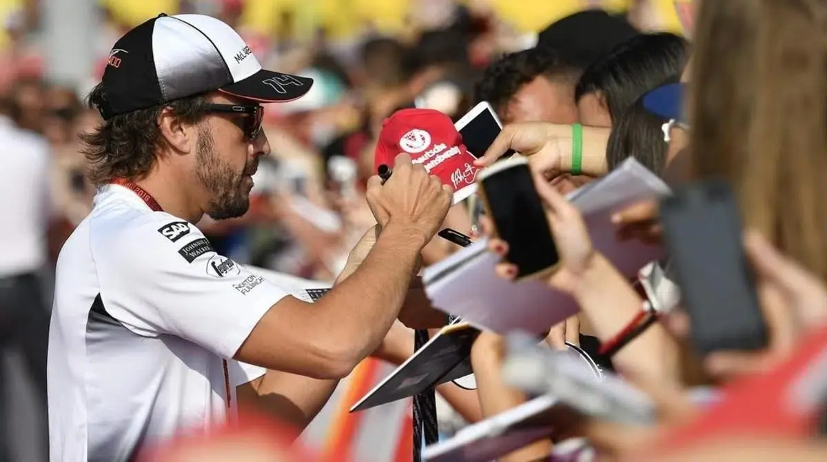 Fernando Alonso makes a fan faint
	

