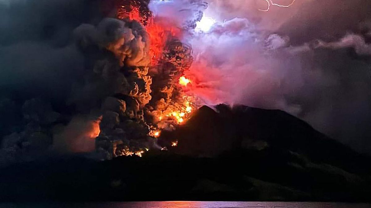 Hundreds were evacuated due to the volcanic eruption in Indonesia

