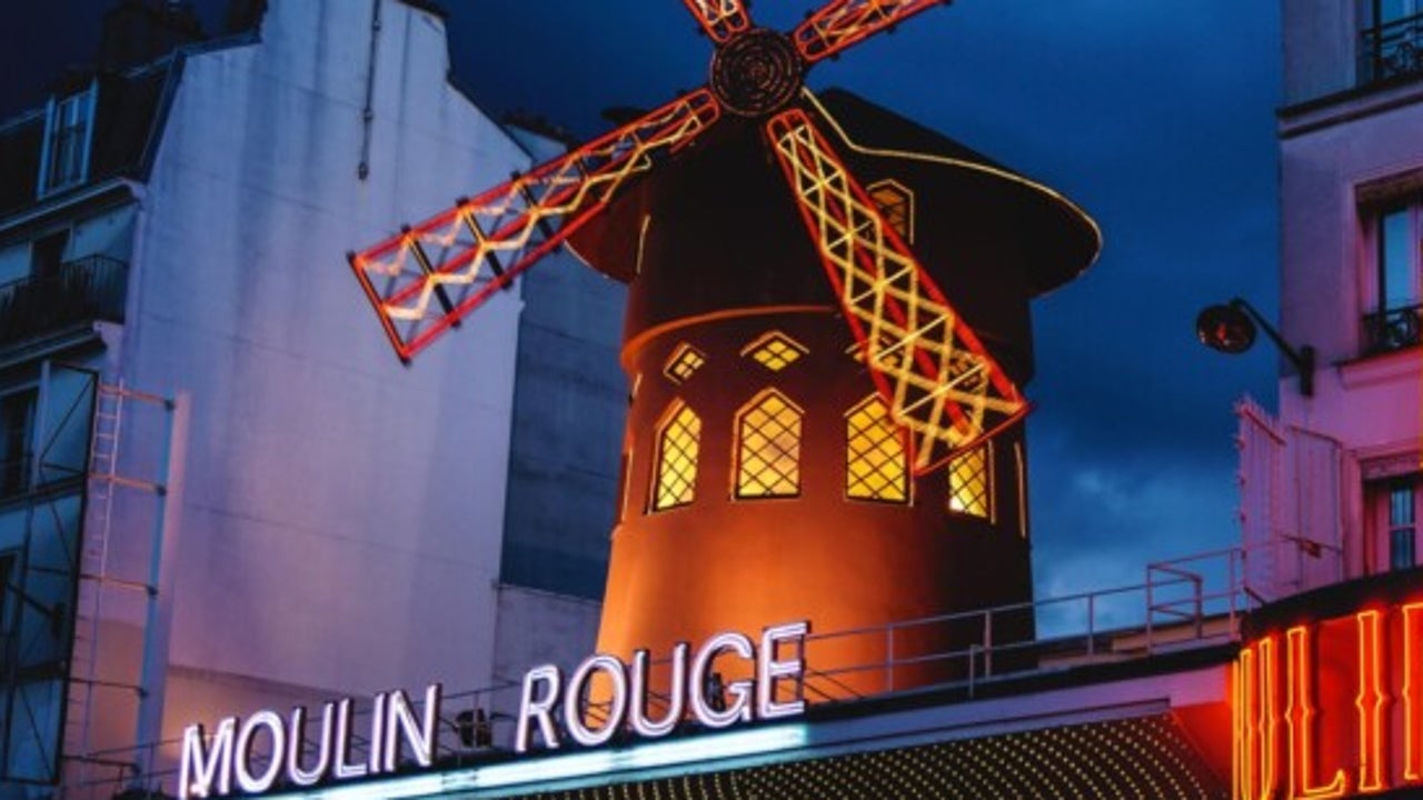 Spectacular fall of the blades of the Moulin Rouge in the middle of the Parisian night

