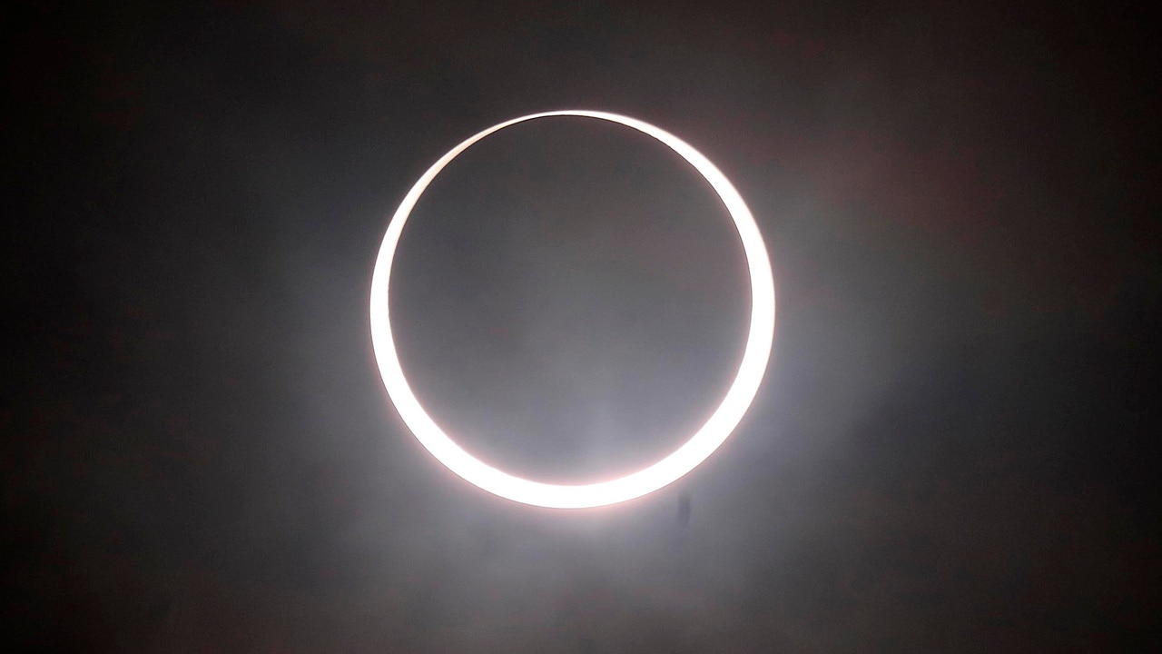 They capture the entire sequence of the total solar eclipse

