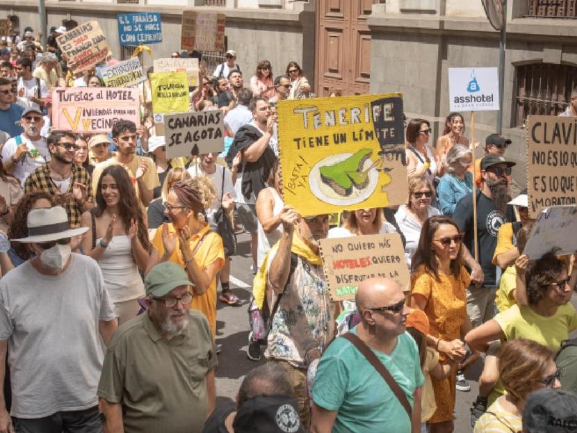 Demonstrators on the Canary Islands are protesting against gentrification and mass tourism.