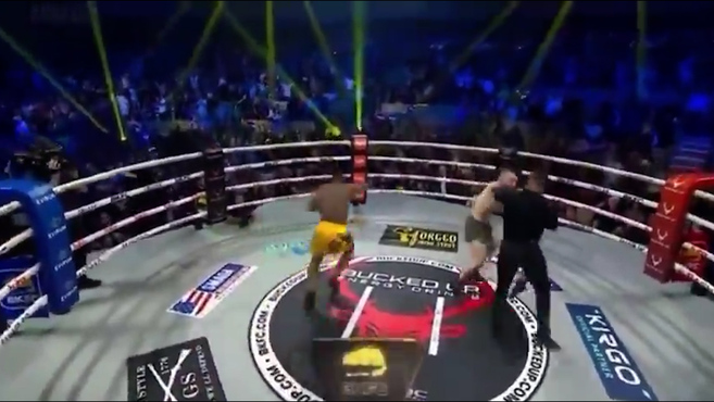 A BKFC fighter loses track of the place and fights the referee thinking he is his rival
