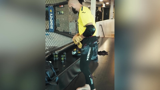 Prochazka warms up for UFC 303... with the Villarreal shirt!
